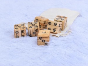 Dés ronds blancs polis de qualité supérieure, écologiques, faits à la main, pour l'art moderne et les objets de collection, cubes numérotés en matériau naturel, pour utilisation sur table. - Product Image 2