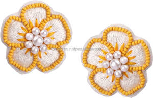 Pendientes Colgantes con Cuentas y Bordado Floral, Diseño de Flor Amarilla y Blanca, Centro de Perla, Tamaño Personalizado, Joyería de Moda, Elegante y Distintiva - Product Image 3