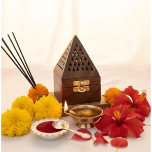 ที่วางธูปไม้สักเพ้นท์ลายด้วยมือรูปทรงปิรามิด - ขายส่งของตกแต่งบ้านเพื่อจิตวิญญาณ - Product Image 3