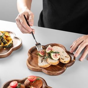 Plateau de service en bois rustique avec un design en forme de fleur organique, parfait pour servir du pain, des fruits, des apéritifs, des collations - Product Image 1