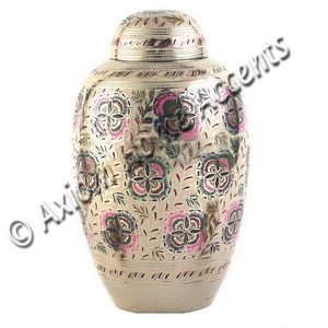 เครื่องทองเหลืองที่มีดีไซน์หรูหราและพื้นผิวขัดเงาเพื่อความทรงจำที่น่ารักโดยการตกแต่งบ้านด้วยสัจพจน์ - Product Image 1