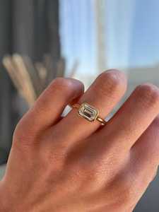Modern Style VS1 Emerald Cut Diamond Ring For Women's Lab Grown 1.01CT With 14K Solid Gold Partywear Jewelry For Girlfriends - Product Image 1