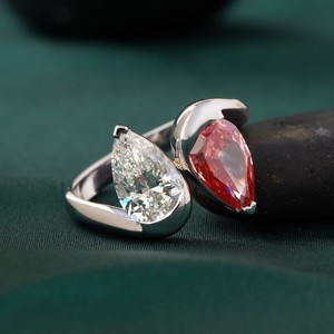 Bague en diamant de laboratoire taille poire rouge vif, sertie à griffes en or 14K, couleur rare, bijoux fins, or massif 18K, platine, matériau principal - Product Image 2