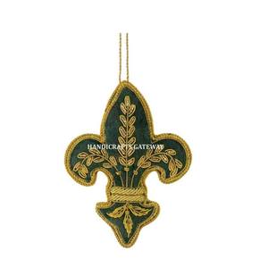 Adorno Colgante con Diseño de Hoja y Bordado Dorado Zari para Regalos Navideños y Decoración del Hogar - Product Image 3