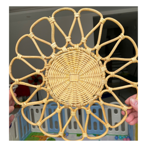 Set de table en rotin tissé à la main de qualité supérieure avec motif floral |   Assiette de présentation en osier naturel |   Décoration de table écologique - Product Image 1