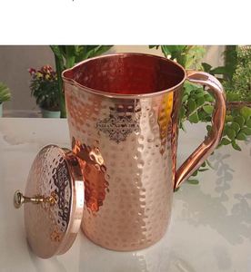 Ensemble de carafes en cuivre pour le service de l'eau, idéal pour le contenu visuel de l'image de marque, ensemble métallique durable et réutilisable avec verres, pour la cuisine et la salle à manger. - Product Image 1