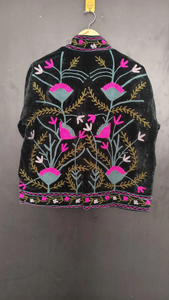 Exquisita Chaqueta Boho Floral Tejida a Mano con Bordado, Impresionante Chaqueta Negra Abierta con Forro de Algodón Suzani y Terciopelo Verde Azulado - Product Image 2