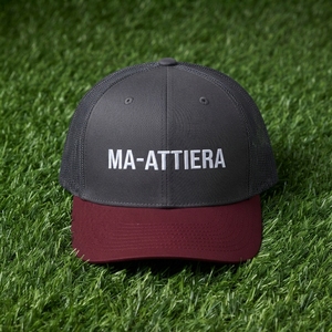Gorra Trucker Gris para Hombre con Visera Borgoña, Logotipo Bordado en Blanco, Malla Trasera y Cierre a Presión - Product Image 6