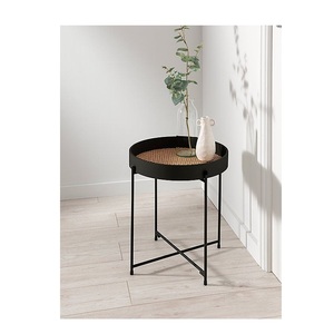 Mesa Auxiliar Circular de Estilo Bohemio Chic con Bandeja Superior de Mimbre Natural y Base Delgada de Metal Negro en Forma de X, Mesita de Noche - Product Image 1