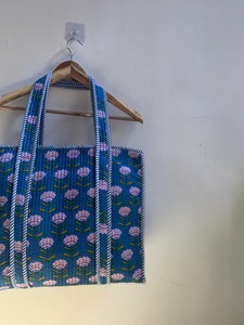 Sac fourre-tout vintage en coton matelassé bleu avec motif floral rose et bordure en corde - Product Image 4