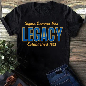 T-shirt Sigma Gamma Rho Legacy noir à manches courtes avec motif graphique, vêtement de sororité grecque personnalisé, tenue décontractée d'été - Product Image 1