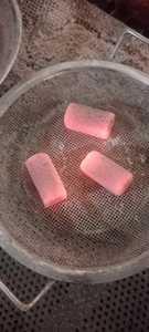 ถ่านกะลามะพร้าวอินโดนีเซียคุณภาพสูงสำหรับบุหรี่/ชิชา  ติดไฟนาน เถ้าต่ำ สีดำ บรรจุภัณฑ์ตามสั่ง แหล่งกำเนิด 2 - Product Image 4