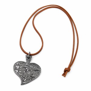 Collar con Colgante de Corazón de Acero de Damasco con Cordón de Cuero, Hecho a Mano, Regalo de Lujo para el Día de San Valentín - Product Image 3