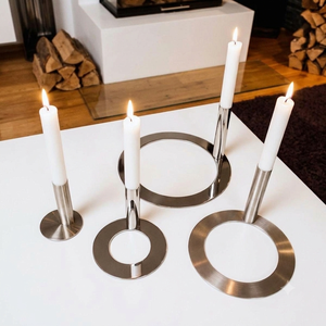 Juego de portavelas modernos de cromo pulido con elegantes anillos de base redonda entrelazados, tallos delgados y velas cónicas blancas altas. - Product Image 5