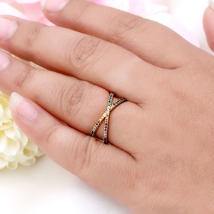 Vente en gros d'anneaux en argent sterling 925 plaqués or jaune avec pavé de CZ multicolores en forme de croix, bijoux Memoria - Product Image 6