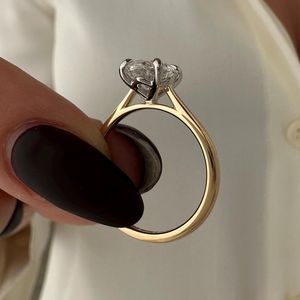 Anillo Solitario con Diamante Ovalado de 2 Quilates Cultivado en Laboratorio, Corte Tulipán, VVS2, Anillo de Compromiso de Dos Tonos con Catedral, Certificado IGI - Product Image 1