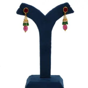 Pendientes colgantes chapados en oro con detalles de perlas, elegantes, tradicionales, de estilo étnico, con piedra roja y cuentas verdes, para mujer. - Product Image 3