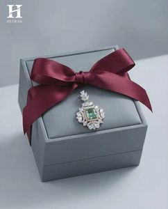 Colgante de Diamante Verde de Corte Radiante de Lujo, Joyería Fina Personalizada con Halo de Diamantes Rosas y Blancos, Certificado por IGI/GIA - Product Image 2