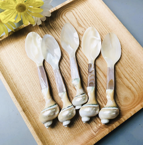 Cuillère artisanale vietnamienne en nacre, fabriquée à partir de coquillages naturels, pour servir du caviar, des desserts, de la crème glacée et du café sur la table. - Product Image 2