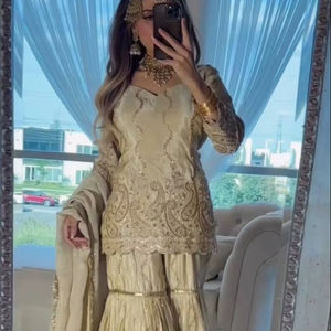 Conjunto de Kurta/Kurti Sharara con Dupatta de Seda Chinon Pesada y Bordado de Lentejuelas de 5 mm, Moderno, Holgado, Natural, para Fiesta de Verano - Product Image 1