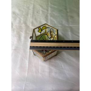 Paneles de vidrio que amplifican la luz, realzando el brillo de tus accesorios, una manera elegante de mantener las cadenas delicadas bien organizadas. - Product Image 3