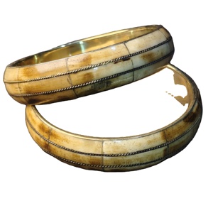 Brazaletes de Estilo Vintage Hechos a Mano con Incrustaciones de Hueso y Detalles de Alambre de Latón Trenzado – Joyería Étnica Tribal – Hueso Bovino Sostenible - Product Image 1
