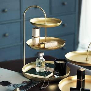 Support à gâteau exclusif en aluminium, best-seller, pour collection de tables de desserts design, créant une présentation de gâteaux sophistiquée. - Product Image 3