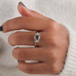 Bague de fiançailles élégante en or blanc massif 14 carats avec diamant de laboratoire ovale brun de 1,5 carat, halo en grappe, certifiée IGI, pour femme - Product Image 1