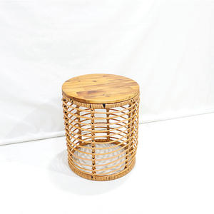 Mesa Redonda Hecha a Mano con Estructura de Hierro Envuelta en Cuerda de Plástico Imitación Mimbre y Superficie de Madera Natural - Product Image 1