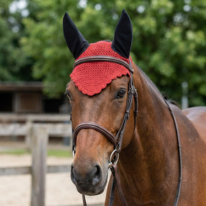 Voile anti-mouches rouge en crochet pour cheval, cache-oreilles noirs faits main, bonnet équestre rembourré doux et confortable, haute qualité pour l'équitation - Product Image 2