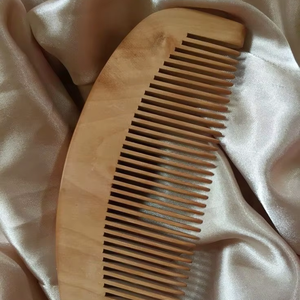 Nuevo Peine de Madera de Sándalo Verde Tallado a Mano, Peine de Madera de Dientes Finos de la India - Product Image 1