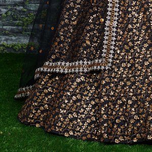 El lehenga negro intenso está cubierto con un intrincado bordado de lentejuelas doradas en forma de ramas, creando un patrón fluido y elegante para la recepción. - Product Image 5