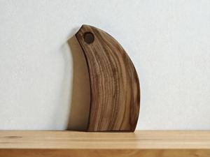 Planche à découper en bois de noyer massif, bois dur naturel, forme incurvée et trou de suspension pour cuisine et restaurant - Product Image 2