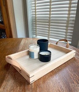 Bandeja de Servir Moderna de Madera Lacada en Color Arce con Asas de Cuero y Detalles en Nogal, Diseño Minimalista para Cocina o Escritorio, Multifuncional - Product Image 6