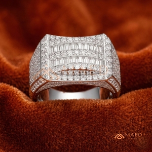 Anillo de Hombre con Incrustaciones de Moissanita en Tono Plateado, Anillo de Banda de Lujo Estilo Hip Hop, Joyería Impresionante para Hombres - Product Image 1