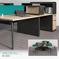 Bureau de travail commercial rectangulaire moderne pour 4 personnes avec dessus imitation bois, écrans d'intimité turquoise et rangement intégré