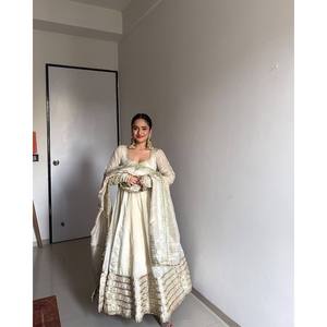 ชุดกาวน์ anarkali สำหรับงานปาร์ตี้ชุดอินเดียและปากีสถานพร้อมด้ายและงานตามลำดับ - Product Image 1