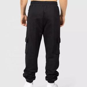 Pantalones deportivos de algodón suave estilo urbano para hombre con logotipo personalizado, cintura elástica y diseño apilado. - Product Image 3