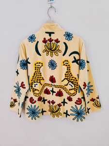 เสื้อแจ็คเก็ตบอมเบอร์กำมะหยี่ปักลายดอกไม้ลายเสือดาวทำมือ-เป็นมิตรกับสิ่งแวดล้อม แบบกลับด้านได้ แขนสั้น ดีไซน์สำหรับฤดูหนาว จากราชสถาน - Product Image 6
