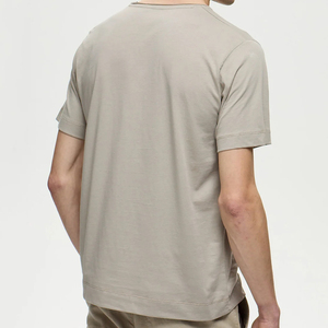 เสื้อยืดคอกลมแขนสั้นทรงปกติสำหรับผู้ชาย สีพื้น ผ้าโพลีเอสเตอร์ 100% ระบายอากาศได้ดี น้ำหนัก 180 กรัม มีโลโก้ด้านหน้า สไตล์ลำลอง - Product Image 4