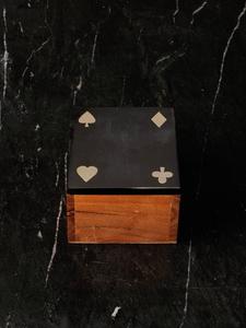 Estuche para cartas de juego hecho a mano, caja de póker de resina con tapa de laca negra y símbolos de trajes de cartas dorados, caja de almacenamiento cuadrada minimalista - Product Image 4
