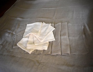 Chemin de table en étamine naturelle en lin 100% brodé de style japonais tissé pour la maison ou l'hôtel - Product Image 4