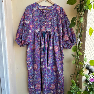 เดรสยาวผ้าฝ้ายพิมพ์ลายด้วยมือ 100% สำหรับผู้หญิง คอกลม แขนยาว ลายดอกไม้ สไตล์อินเดีย ชุดลำลองสำหรับฤดูร้อน - Product Image 1