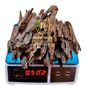 Copeaux de bois d'agarwood Oud sélectionnés collectivement au cœur de l'arbre, résistants aux dommages et offrant un arôme exceptionnel - Product Image 4