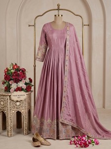 Conjunto de Vestido de Seda Chinon con Mangas Latkan, Pantalón con Lentejuelas Bordadas y Dupatta, Atuendo Festivo de Diseñador - Product Image 4