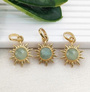 Breloques artisanales en pierre d'aigue-marine de 6 mm - Pendentif rond serti de pierres plaqué or - Breloques rondes en pierre précieuse - Product Image 1