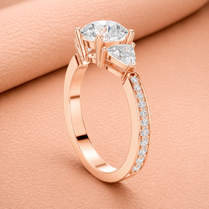 Bague de fiançailles en or rose à trois pierres serties de diamants, bijoux de mariée de luxe, élégante alliance pavée, bijoux fins, cadeau - Product Image 3