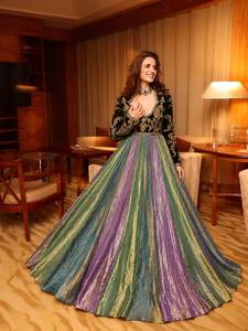 ชุดเดรส Anarkali สีเขียวกำมะหยี่แบบชุดเดียว ดีไซน์เนอร์ออกแบบ พร้อมผ้าทอสีสันหลากหลาย แต่งระบายยาว และปักลายทอง - Product Image 6