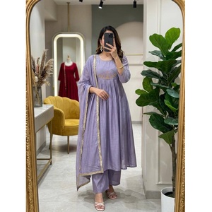 Ensemble de costume Anarkali Mul Chanderi de haute qualité pour femmes, pour occasions spéciales, avec dupatta élégante et pantalon confortable, disponible à la vente - Product Image 1
