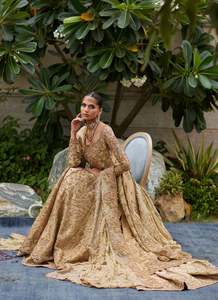 Robe de mariée moderne en mousseline de soie brodée dorée, style A-line, avec dentelle, manches longues, col carré, perles et détails perlés, longueur ras du sol - Product Image 2